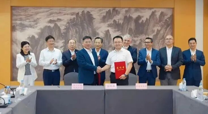 见证于达克（上海）车辆技术有限公司签订战略合作协议。