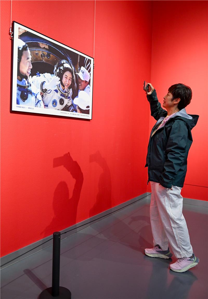 　观展。
