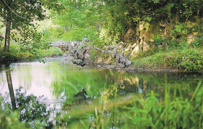　　第82集团军某旅武装侦察连组织训练。图为牵引横越。裴书杰摄