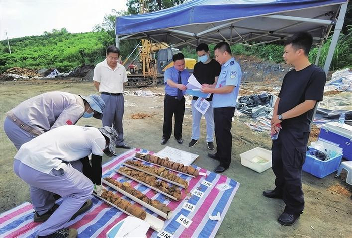     检察官对固体废物采样取证    卓平 摄