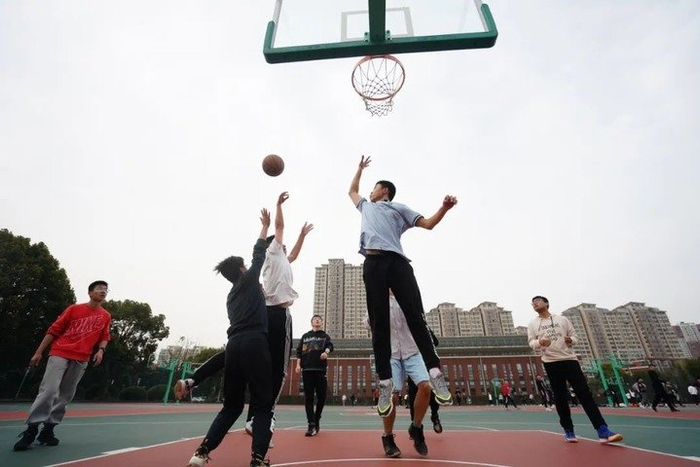 高中学生在课余打篮球 季春鹏 摄