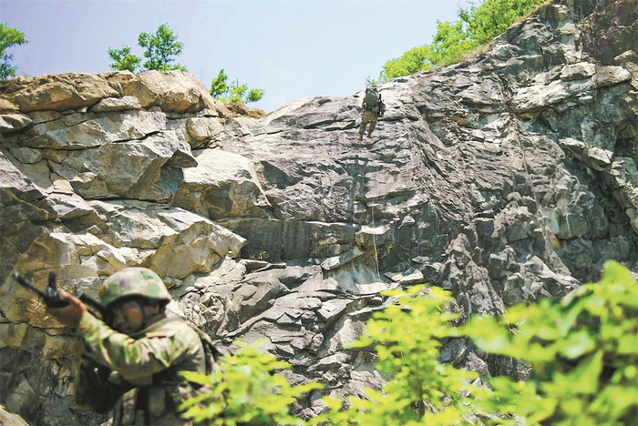 　　第82集团军某旅武装侦察连组织训练。图为山地索降。裴书杰摄