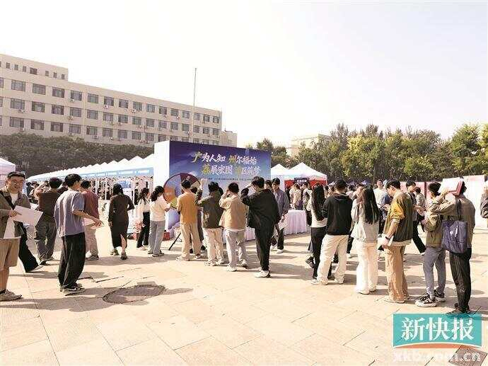■荔湾区在中国人民大学和北京工业大学开展专场招聘活动吸引大批学生参加。 受访者供图