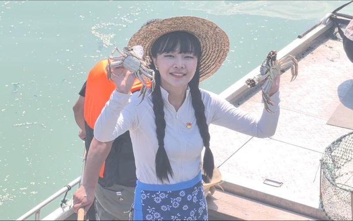 蟹农展示第一篓出湖的阳澄湖大闸蟹。 新京报记者 王思炀 摄