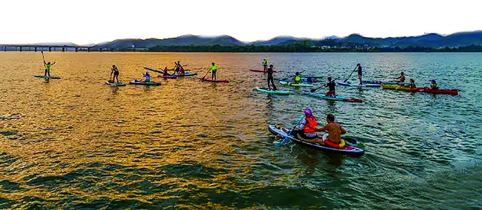     桨板爱好者在广西梧州市长洲区泗洲岛浔江水域体验桨板运动 新华社发