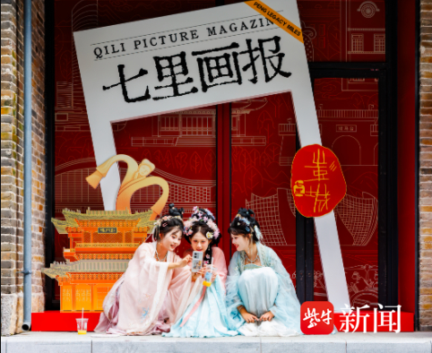 身着汉服的游客在徐州饮食文化博物馆前自拍打卡 刘洋摄