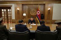 金正恩会见核部门科技人员 指导有关核武器生产协议会