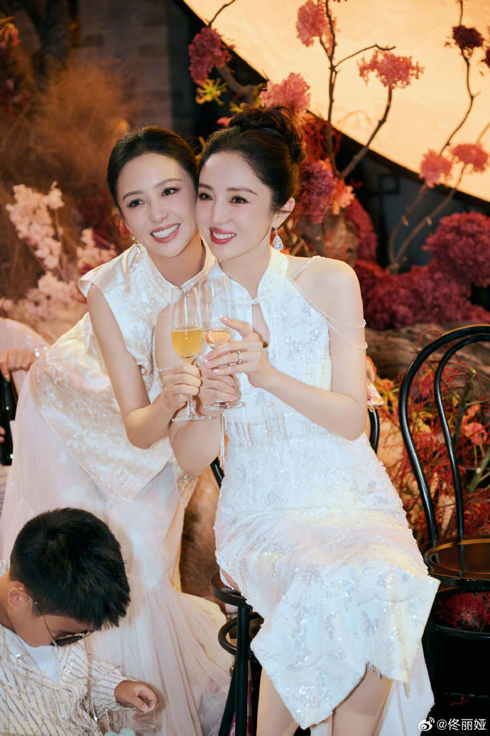 图据佟丽娅微博