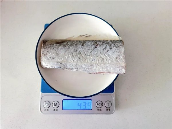 图：1 段约 10cm 的带鱼，40~50 克（自己拍的）