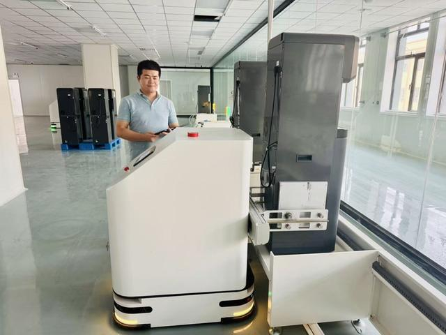 图说：在莎车县，通用净水车间的智能化生产设备正在最后调试。