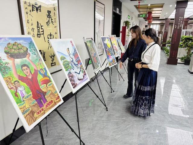 图说：叶城县昆仑国学书院吸引不少当地市民前来学习参观。