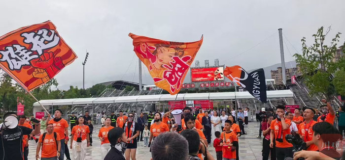 广元澳源体育中心外，聚集的球迷热情似火。陈平 摄