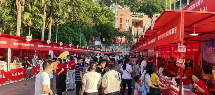 攀枝花体育场外的展示区内，人潮涌动。 攀枝花市委宣传部供图