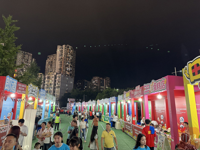 宜宾市体育中心外的展区内，来自宜宾10个区（县）的特产集中亮相。 王培哲 摄