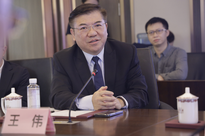 四川大学华西医院神经外科王伟教授在会上发言。主办方供图