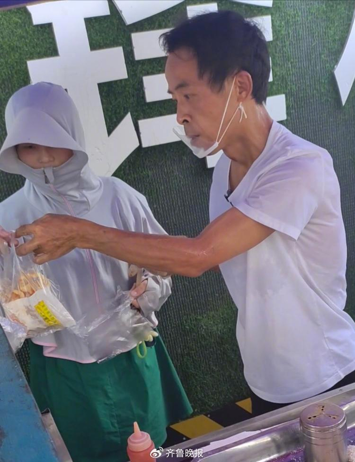 “鸡排哥”和顾客