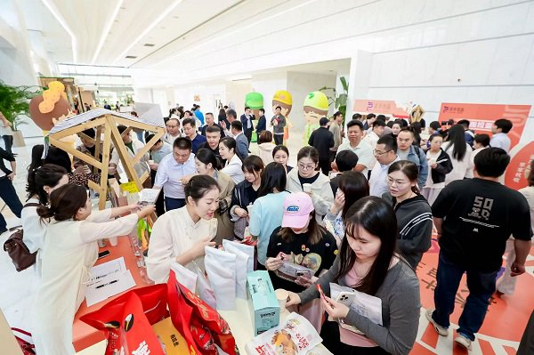 图为市民选购“梁平良品”。