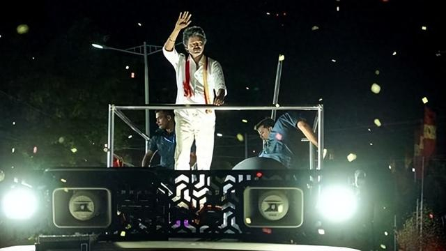 当地时间9月27日，维贾伊在位于泰米尔纳德邦的政治集会上。图源：印媒