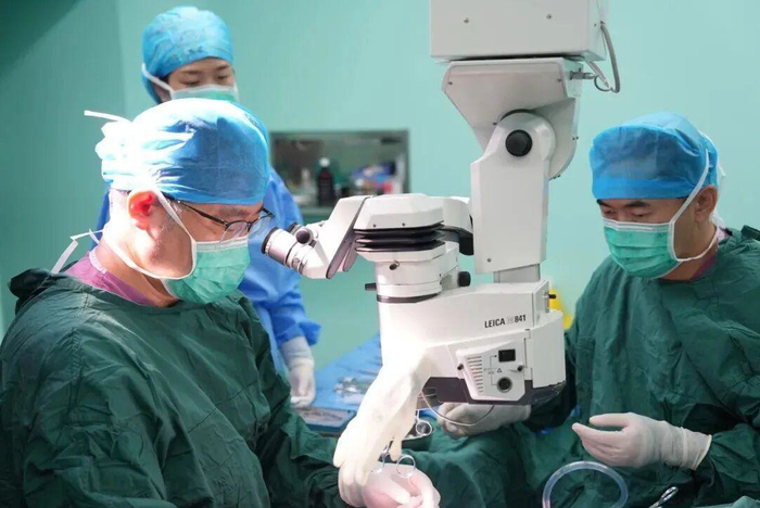 眼外伤团队正在进行眼球复位等系列手术