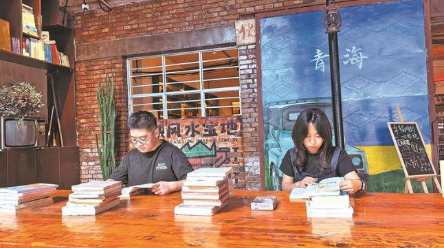 在文鑫机械造梦工厂享受阅读乐趣。本报记者 张慧慧 摄