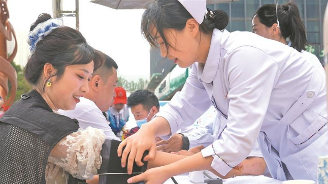 开展高原避暑康养惠民义诊。城东区委宣传部供图