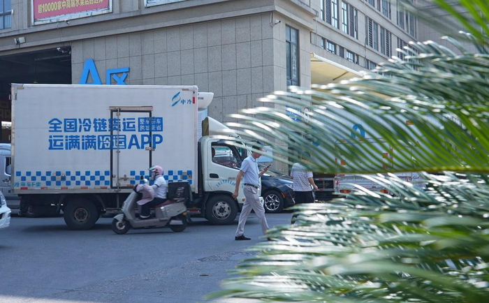 下午时分依旧繁忙的浙江嘉兴水果市场交易中心