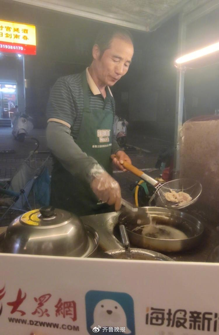 “鸡排哥”姐夫开的鸡排摊