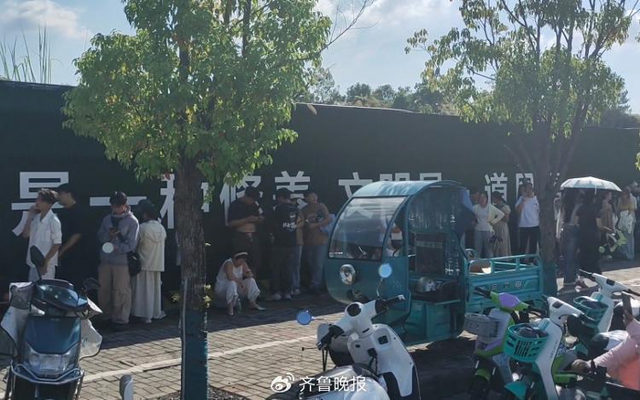 排队买鸡排的人们