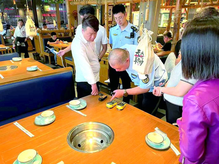 日前，天津市河西区应急管理局检查辖区餐饮场所，预防一氧化碳中毒。 魏腾蛟 摄