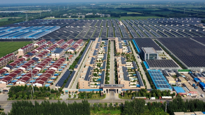 小劉村全貌，很多屋頂鋪上了光伏板（央廣網(wǎng)發(fā) 受訪者供圖）