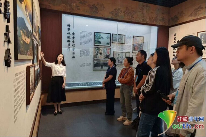 　　在黄庭坚纪念馆，采访团通过文献资料及其作品了解黄庭坚的一生。吴思雨 摄