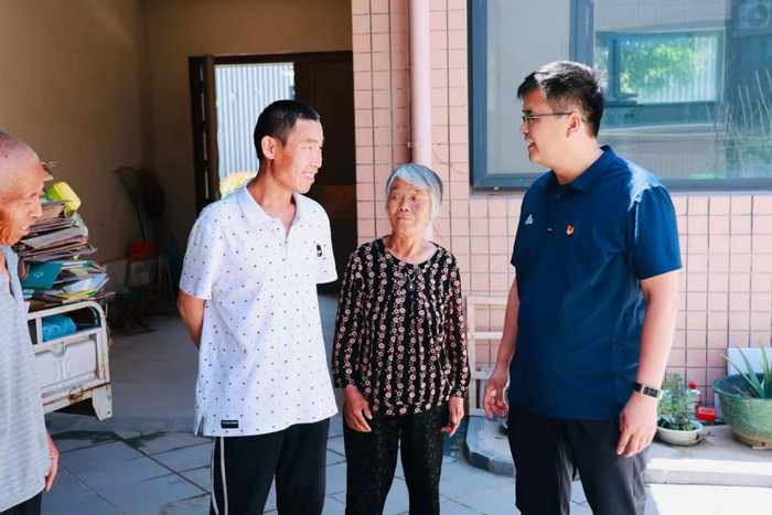 張玉兵去村民家里走訪（央廣網(wǎng)發(fā) 受訪者供圖）