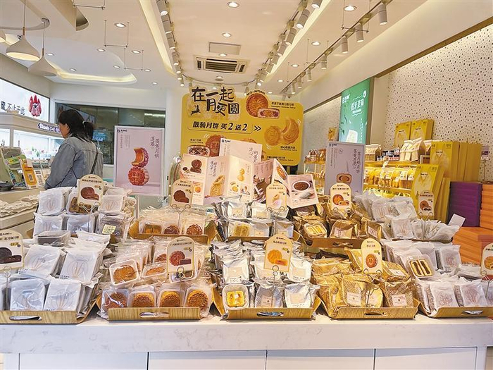     散装月饼受市民青睐。本报记者 张晓青 摄