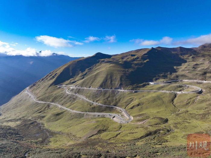 翻越夹金山的山路