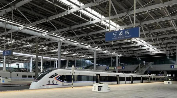 宁波至杭州南“阳明号”城铁列车
