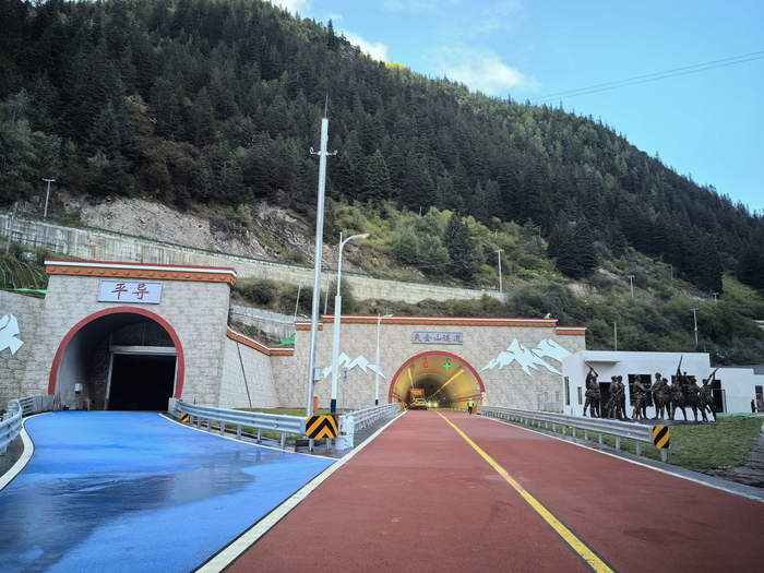 夹金山隧道出口（小金端） 雅安市交通运输局韩毅 摄