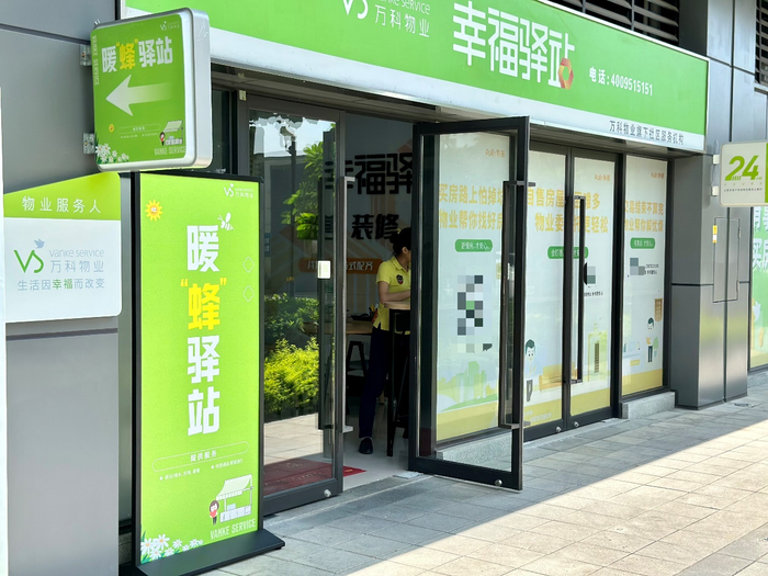 图为：南宁万科城北区暖蜂驿站为外卖员、快递员等群体提供喝水、休息、充电等便利