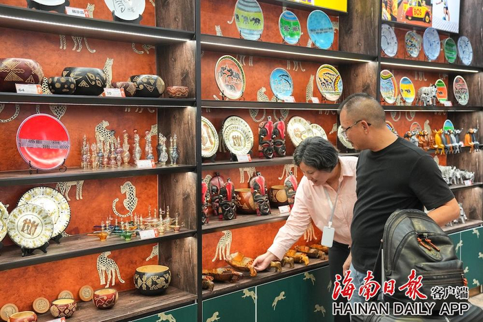9月26日，三亚德航集团“永不落幕的消博汇”常年展销交易中心，游客前来购买商品。海南日报全媒体记者王程龙 摄