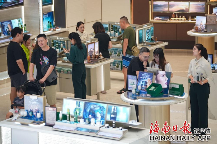 9月26日，cdf三亚国际免税城，市民游客前来购物。海南日报全媒体记者王程龙 摄