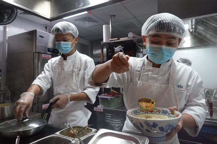 金秋食蟹季，蟹黄面引来食客争相品尝。劳动报记者贡俊祺 摄影