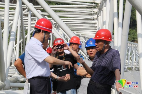 團(tuán)隊(duì)在FAST進(jìn)行實(shí)地調(diào)研。西安電子科技大學(xué)供圖