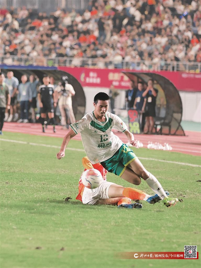 ▲比賽進入加時階段，面對益陽隊的嚴密防守，郴州隊依然保持攻勢，尋找破門機會（全媒體記者 鄧智華 攝）