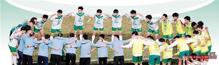 ▲開場前球員圍在一起加油鼓勁（鄧智華 攝）