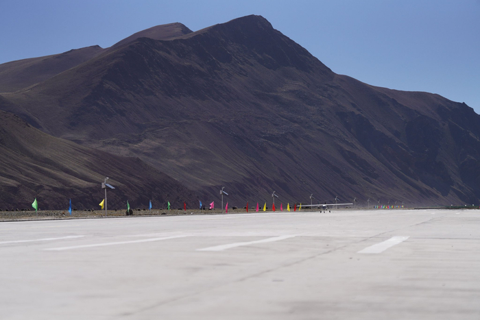 圖為“阿里云端一號”無人機正在跑道上做起飛準備。記者 洛桑旦增 達珍 攝