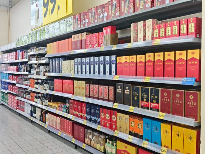 广州某连锁商超酒水陈列区  《消费者报道》记者摄