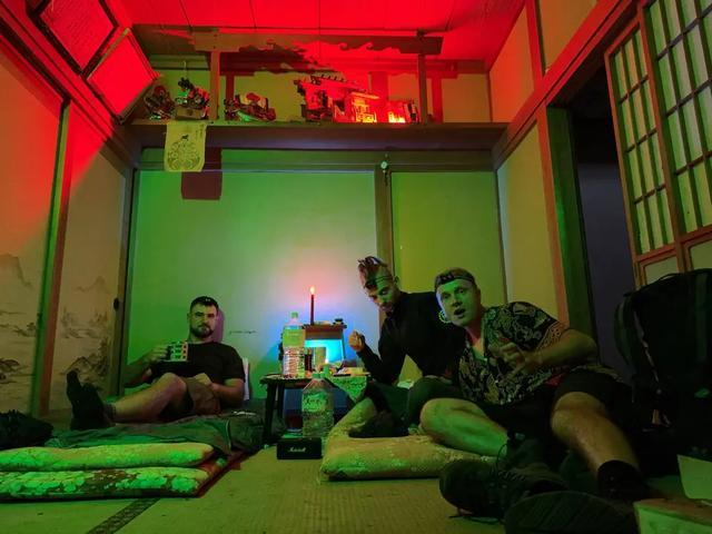 三名烏克蘭公民被捕前在福島禁區(qū)廢棄建筑內(nèi) 圖源：烏媒