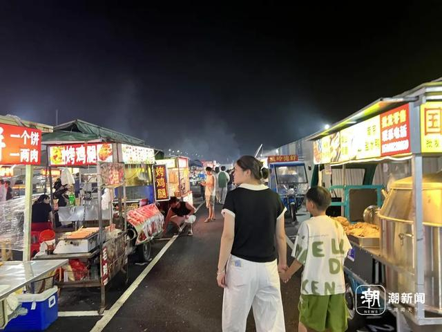 “新城夜市”人气不错。谢春晖/摄 