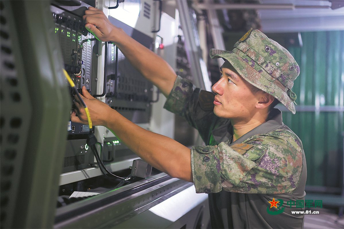 信息支援部队某旅军士丁浩在演训任务中调试装备。李伯康摄