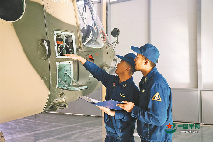 陆军某旅军士第盼成（左）帮带专业技术骨干。葛明苇摄