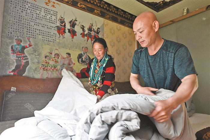 米林市南伊珞巴民族乡，亚达儿与丈夫郑定全在整理民宿房间。记者　白玛泽旺　摄